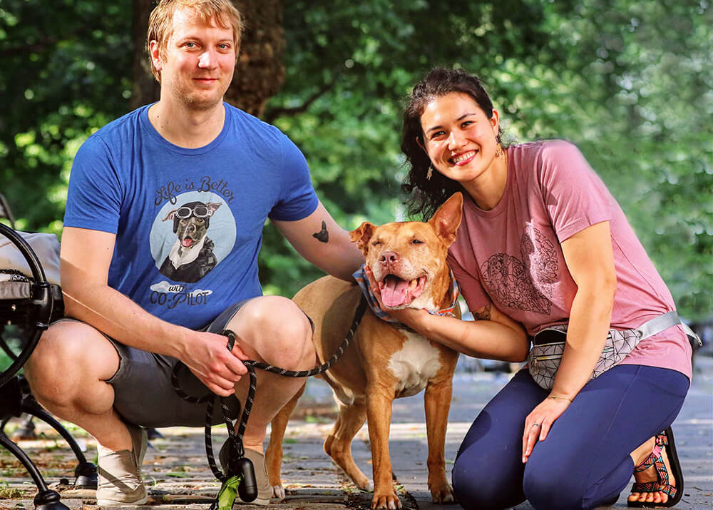 Yea und Daniel Niedermayr, eine Animal Care Austria-Pflegefamilie, mit einem ihrer Pflegehunde.