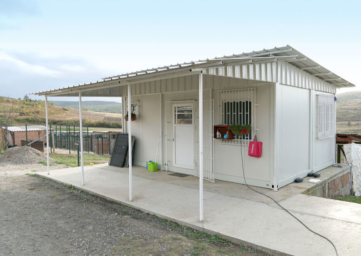 Veterinaercontainer Mit Ueberdachung Und Solaranlage