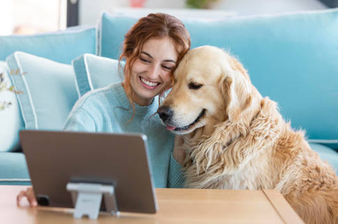 Tipps Smiley Woman Dog With Tablet Medium Shot